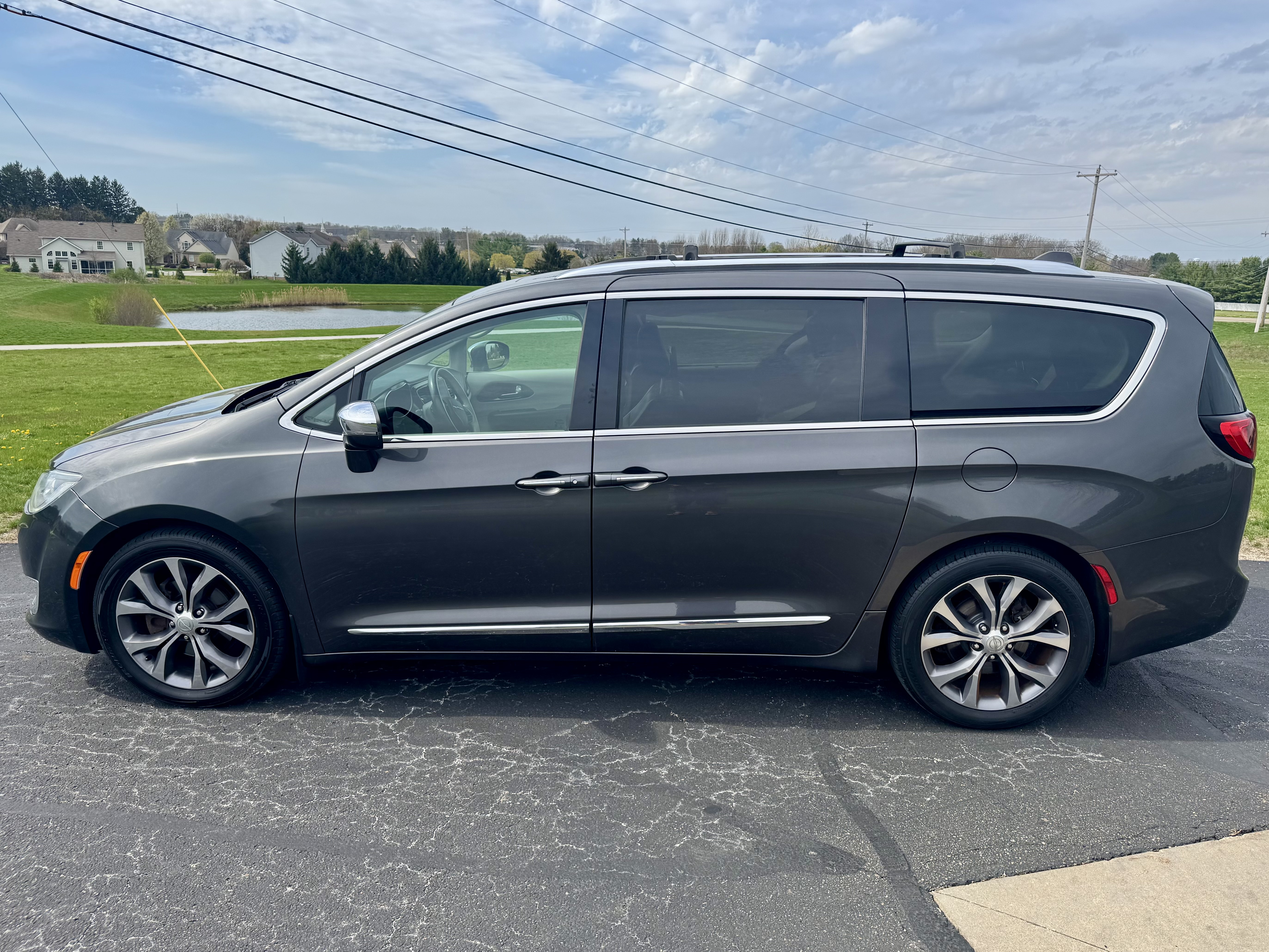 Used 2018 Chrysler Pacifica Limited w/ Tire & Wheel Group FWD image 9
