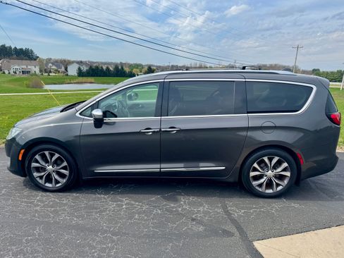 Used 2018 Chrysler Pacifica Limited w/ Tire & Wheel Group FWD image 9