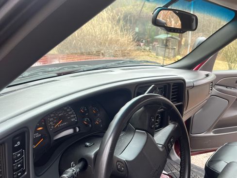 Used 2006 Chevrolet Silverado 2500 LT w/ Heavy-Duty Power Package image 11