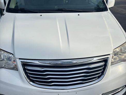 Used 2016 Chrysler Town & Country Touring image 4