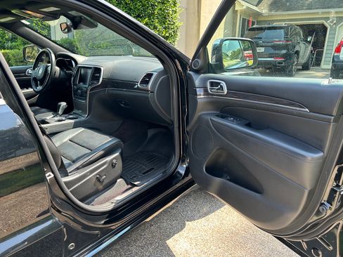 Used 2018 Jeep Grand Cherokee Overland RWD image 18