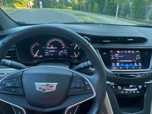 Used 2017 Cadillac XT5 Luxury w/ Driver Awareness Package AWD/4WD image 6