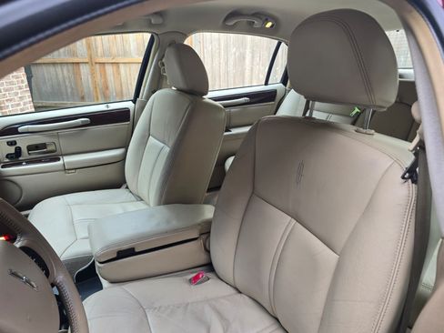 Used 2006 Lincoln Town Car Signature Limited image 6