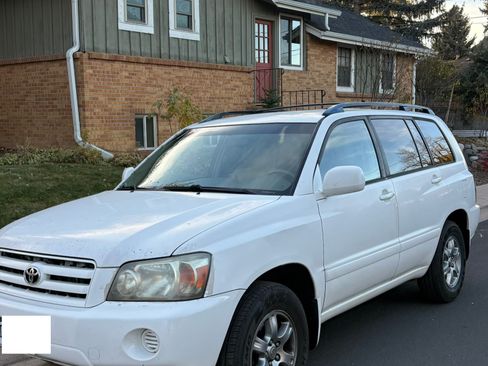 Used 2005 Toyota Highlander 2WD V6 w/ 3rd Row image 9