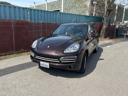 Used 2014 Porsche Cayenne Diesel Platinum Edition image 2
