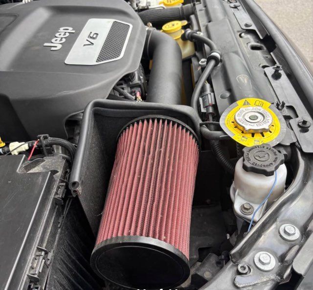 Used 2018 Jeep Wrangler Unlimited Sahara w/ Connectivity Group AWD/4WD image 12
