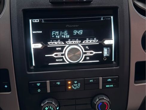 Used 2010 Ford F150 XLT image 8