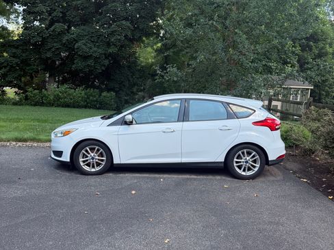Used 2016 Ford Focus SE FWD image 2