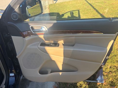 Used 2012 Jeep Grand Cherokee Limited w/ Luxury Group II image 12