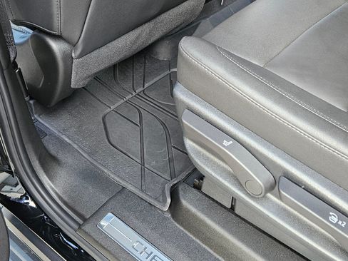 Used 2023 Chevrolet Suburban LT w/ LT Signature Package image 5