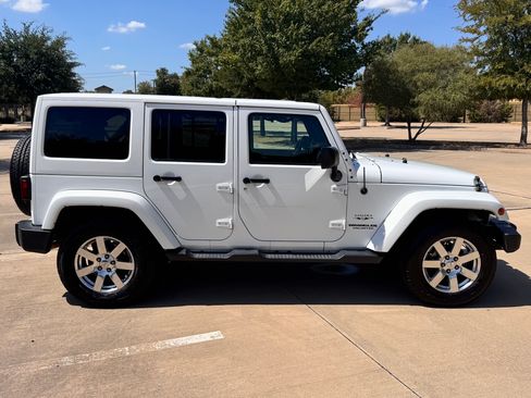 Used 2016 Jeep Wrangler Unlimited Sahara w/ Connectivity Group AWD/4WD image 4