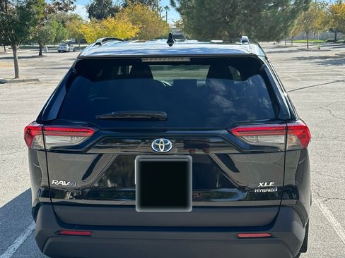 Used 2021 Toyota RAV4 XLE image 6