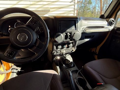 Used 2013 Jeep Wrangler Unlimited Sport image 9