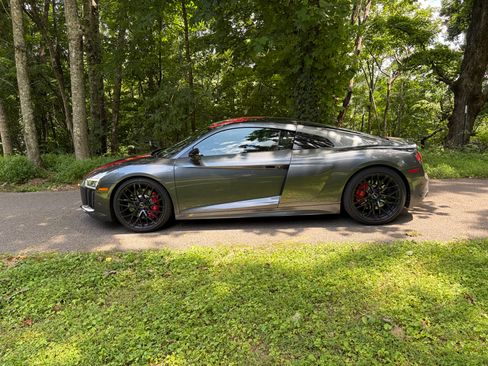 Used 2018 Audi R8 V10 RWD image 6