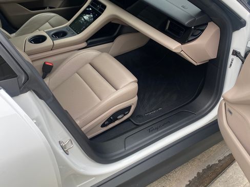 Used 2022 Porsche Taycan image 9