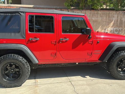 Used 2014 Jeep Wrangler Unlimited Sport w/ Quick Order Package 24S AWD/4WD image 2