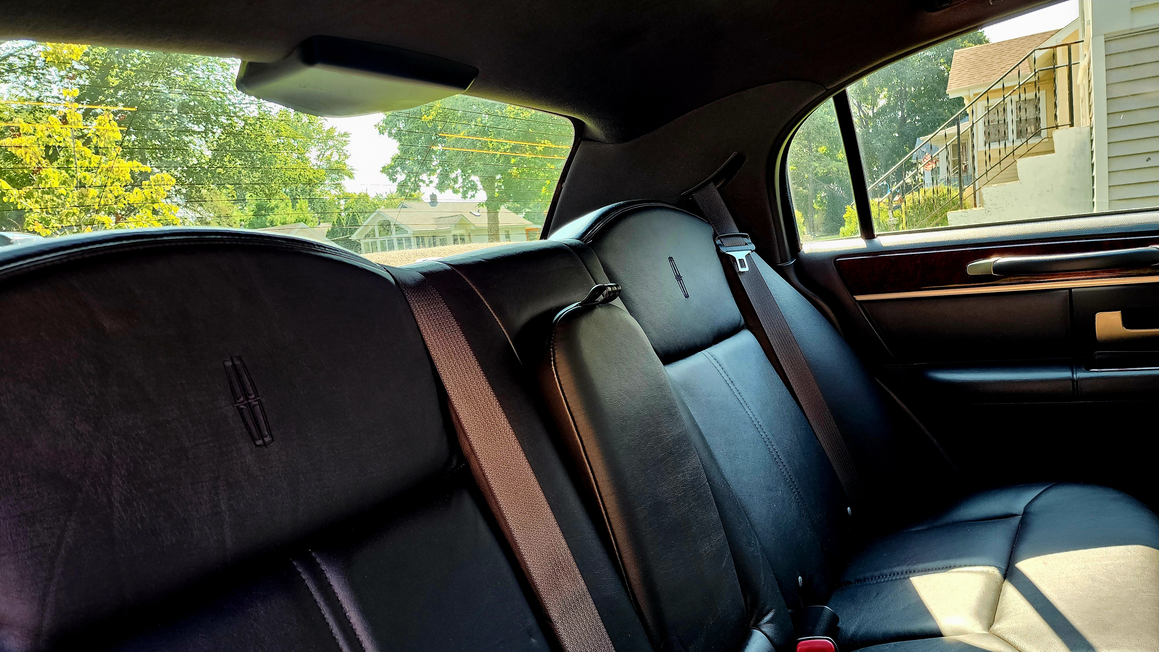 Used 2010 Lincoln Town Car Signature Limited RWD image 28