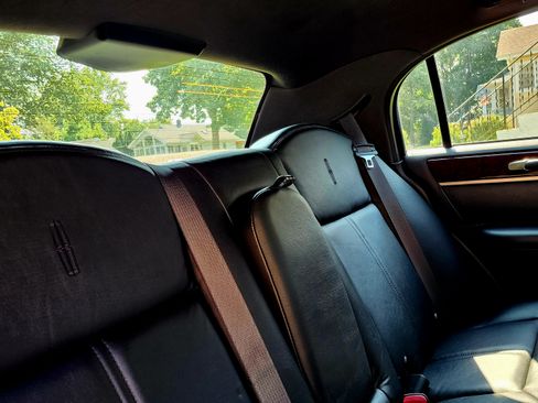 Used 2010 Lincoln Town Car Signature Limited image 28