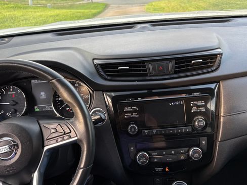Used 2017 Nissan Rogue SV FWD image 14
