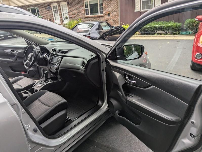 Used 2017 Nissan Rogue SV AWD/4WD image 2