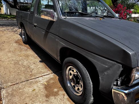 Used 1994 Nissan Pickup XE image 2