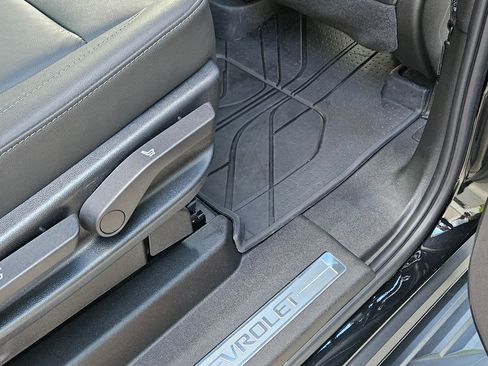 Used 2023 Chevrolet Suburban LT w/ LT Signature Package image 6