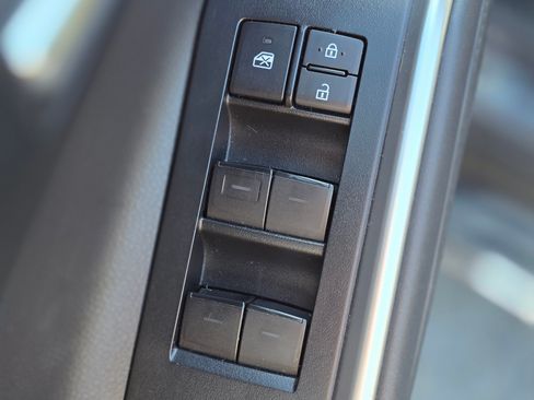 Used 2021 Toyota Highlander XLE image 11