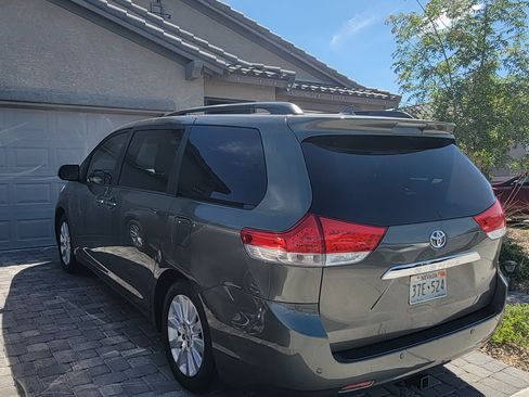 Used 2011 Toyota Sienna Limited w/ Premium Pkg image 4