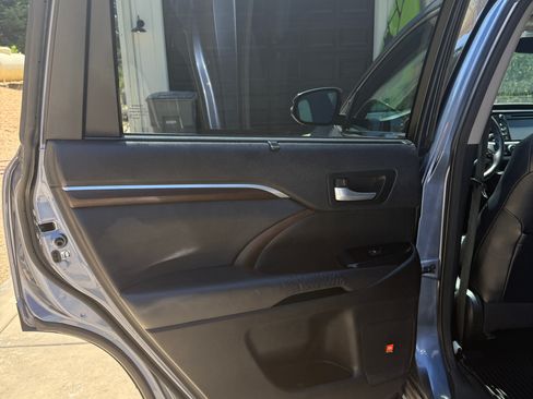 Used 2014 Toyota Highlander Limited AWD/4WD image 16