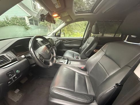 Used 2019 Honda Pilot Touring image 11