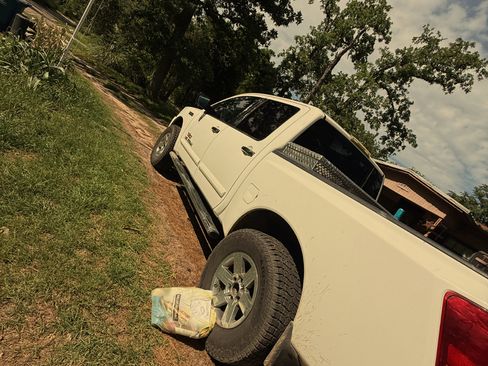 Used 2011 Nissan Titan SV w/ SV Value Truck Pkg image 4