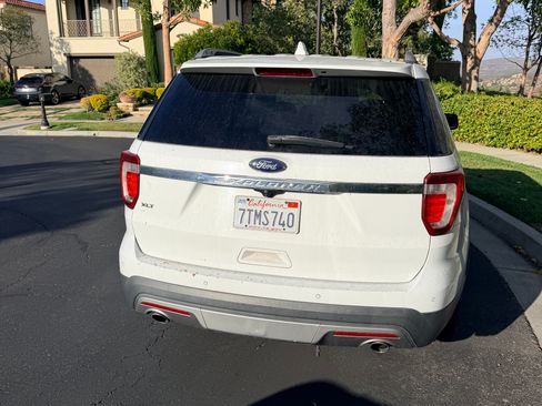 Used 2016 Ford Explorer XLT w/ Equipment Group 202A FWD image 5