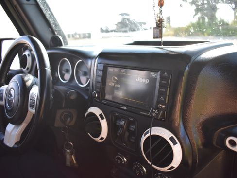 Used 2014 Jeep Wrangler Unlimited Sahara image 13