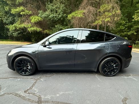 Used 2024 Tesla Model Y Long Range AWD/4WD image 2