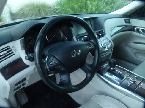Used 2012 INFINITI M56 w/ Deluxe Touring Pkg RWD image 9