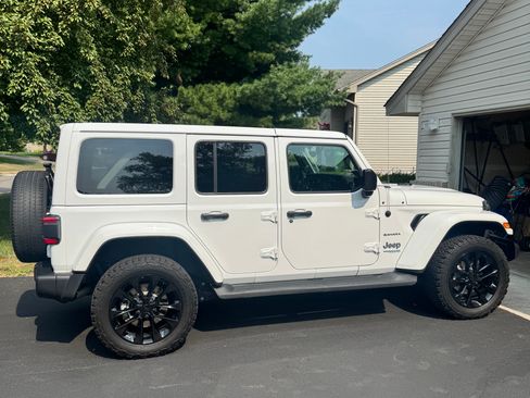 Used 2021 Jeep Wrangler Unlimited Sahara w/ Cold Weather Group AWD/4WD image 2