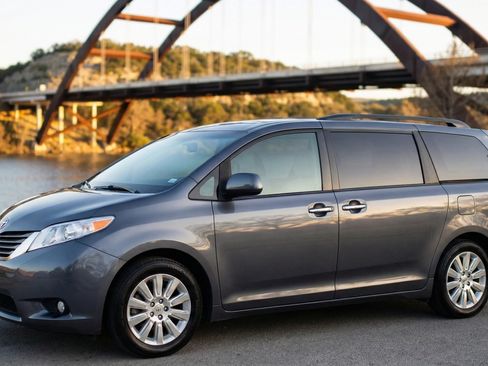 Used 2013 Toyota Sienna Limited image 1