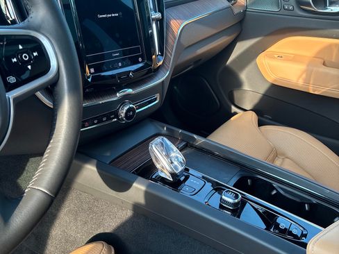 Used 2022 Volvo XC60 B5 Inscription w/ Advanced Package image 2