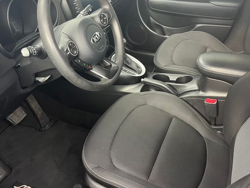 Used 2019 Kia Soul + image 9
