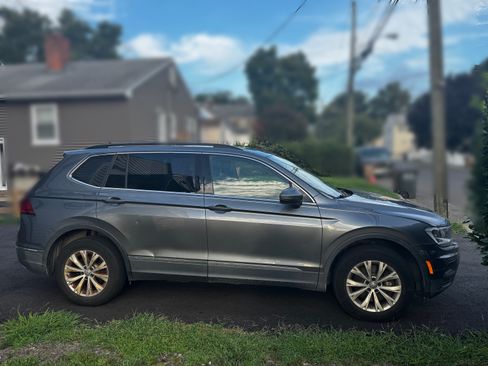 Used 2018 Volkswagen Tiguan SE w/ Panoramic Sunroof Package AWD/4WD image 4
