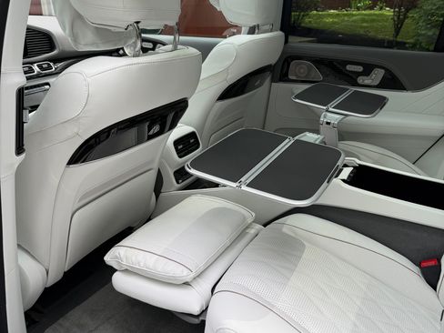 Used 2025 Mercedes-Benz Maybach GLS 600 4MATIC image 9