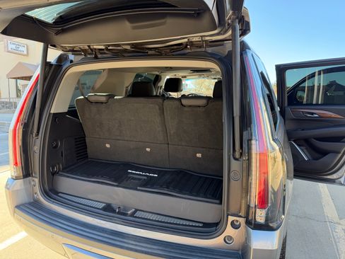 Used 2018 Cadillac Escalade Luxury image 18