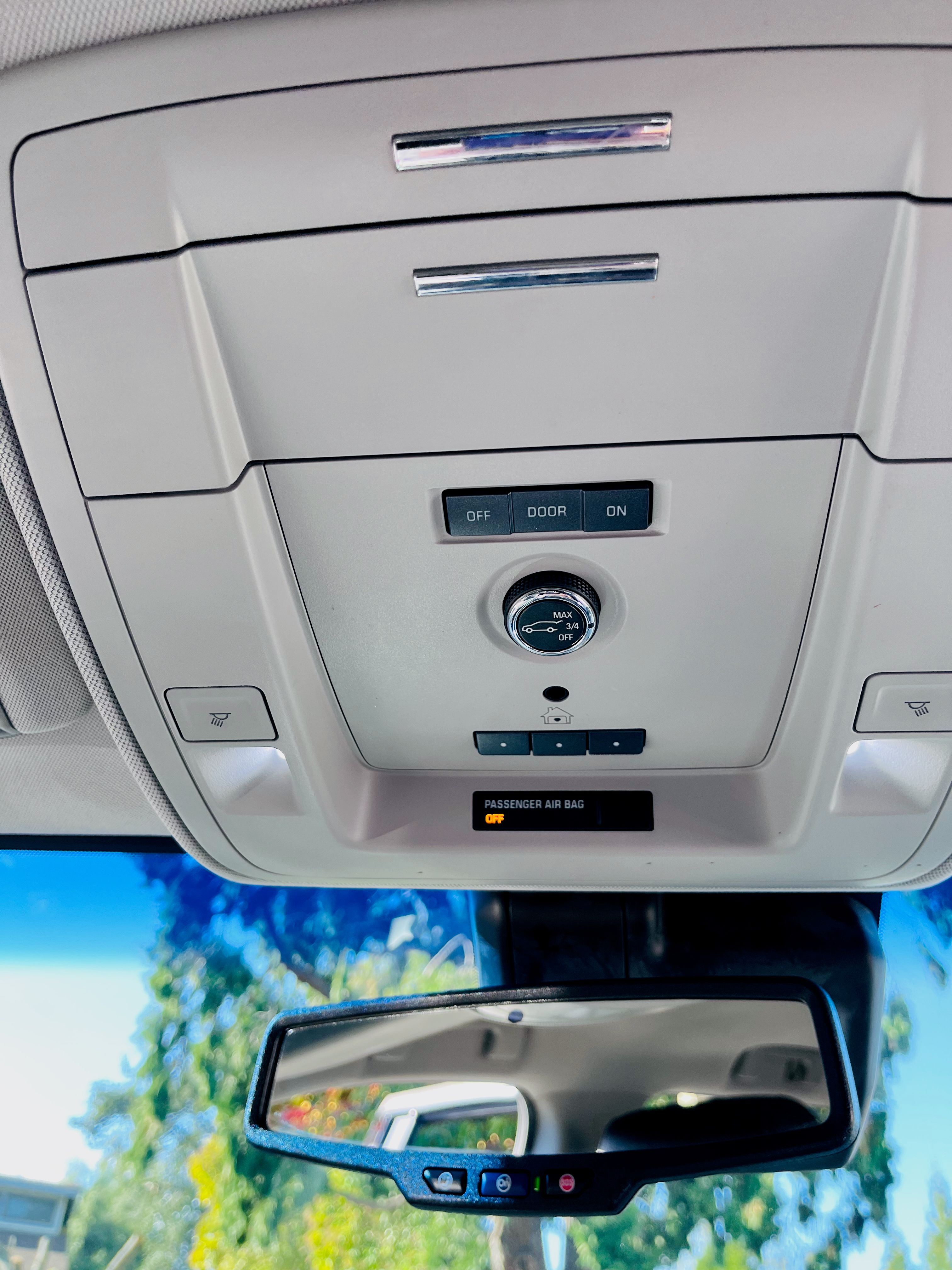 Used 2018 Chevrolet Suburban LT w/ Luxury Package AWD/4WD image 13