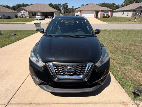 Used 2018 Nissan Kicks S FWD image 4