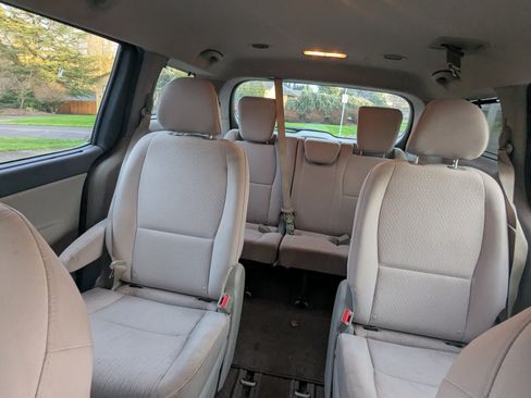 Used 2016 Kia Sedona LX w/ Option Group 020 image 16