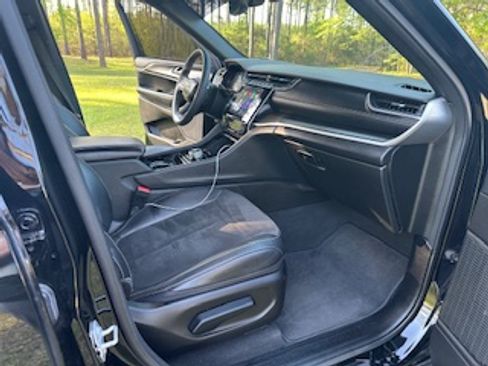 Used 2023 Jeep Grand Cherokee L Laredo RWD image 8