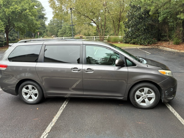 Used 2013 Toyota Sienna LE FWD image 1