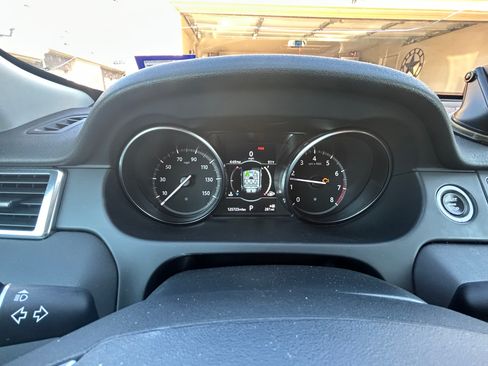 Used 2019 Land Rover Discovery Sport SE image 8