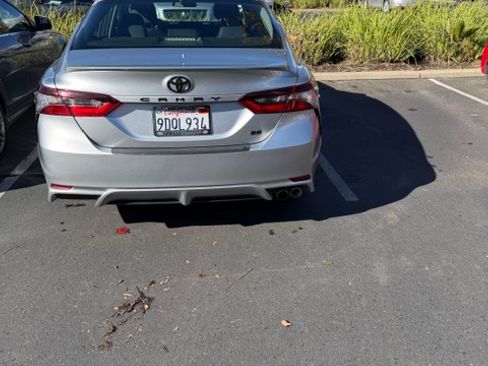 Used 2023 Toyota Camry SE image 2