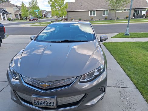 Used 2017 Chevrolet Volt LT FWD image 2